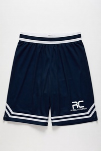 Shorts de basket-ball brillants marron avec bordure blanche et noire et logo brodé, conçus en studio professionnel pour des vêtements de sport haut de gamme pour équipes. - Product Image 4