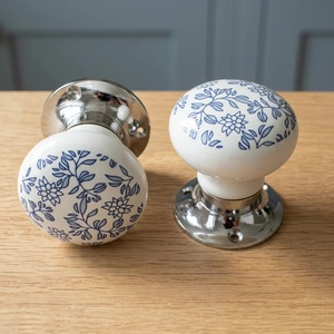 Pomos Modernos de Porcelana Azul Floral con Base Cromada para Muebles de Cocina, Tiradores Duraderos Antioxidantes para Cajones y Puertas Interiores - Product Image 3