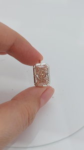 Bague de fiançailles classique en or jaune avec diamant naturel taille coussin de 4 carats pour femme - Product Image 3