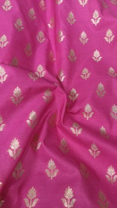 Tissu brocart rose avec motif de feuillage doré, matériau métallique tissé pour vêtements de sari pour femmes - Product Image 2