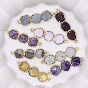 Connecteur en diamant Herkimer |   Charme en quartz clair serti de trois pierres |   Bijoux d'amour délicats faits à la main - Product Image 3