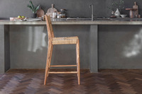 Chaise de comptoir Lohanda en acacia et herbe de Munja, très demandée, avec repose-pieds naturel tressé à la main, pour îlot de cuisine, bar à domicile, café, style bohème