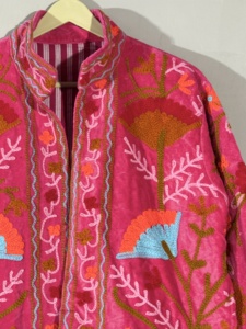 Veste Suzani en velours rose • Manteau floral brodé style bohème • Vêtement de festival fait main • Vêtement d'extérieur bohème lumineux - Product Image 2