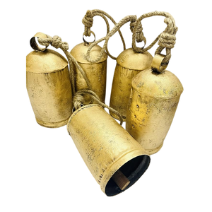 Campanas de vaca vintage en cuerda de yute para decoración navideña de granja, campanas colgantes de metal estilo shabby chic, campanas rústicas de hierro. - Product Image 6