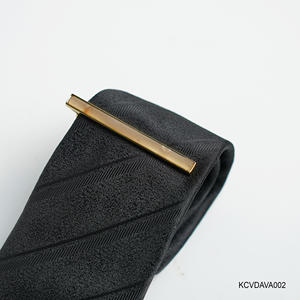 Un elegante clip para corbata chapado en oro de 18 quilates para hombre con piedras preciosas de ágata amarilla Fengshui (KCVDAVA002) de la colección Tinh Vu. - Product Image 2