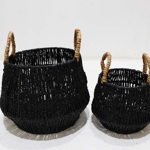 Ensemble de paniers suspendus en jonc de mer noir tressé avec poignées en rotin naturel, rangement écologique pour la décoration intérieure - Product Image 3