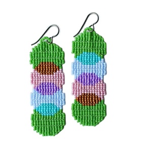 Vente en gros de boucles d'oreilles et bijoux d'oreille colorés, plats, à filetage interne, noirs et jaunes, de qualité supérieure pour femmes, en provenance d'Inde. - Product Image 3