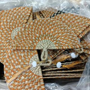 พร้อมส่ง พัดใบหญ้าทะเล ปี 2026 วัสดุคุณภาพเยี่ยม เป็นมิตรกับสิ่งแวดล้อม พัดสานสำหรับคลายร้อนและตกแต่งงานอีเว้นท์ ของขวัญ - Product Image 4