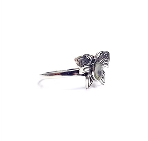 Anillo de Plata de Ley 925 con Piedra Lunar Arcoíris y Mariposa, Diseño Minimalista con Alas Abiertas, Colección de Joyería Asequible - Product Image 2