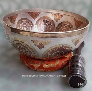 Cuencos tibetanos hechos a mano de arte especial a precio barato con uso plateado para meditación y curación de yoga hechos en Nepal - Product Image 1