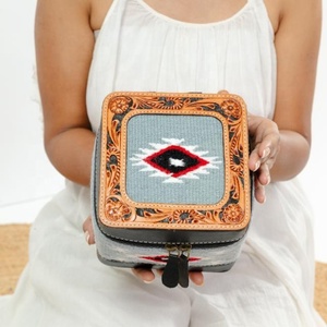 Nouveau Western usiné en cuir étui à bijoux cheveux sur métallique en cuir véritable bijoux support sûr Premium qualité femmes boîte à bijoux - Product Image 1