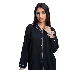 Conjunto de Pijama de Satén Negro para Mujer, Camisa de Manga Larga con Botones, Pantalones a Juego con Ribete Blanco en Contraste, Ropa de Dormir Elegante, Ropa de Estar por Casa, OEM - Product Image 3