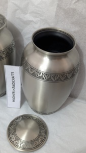 Urna Conmemorativa Premium para Adultos en Acabado de Peltre Cepillado |   Construcción de latón macizo |   Urnas Funerarias a Precios Directos de Fábrica - Product Image 3