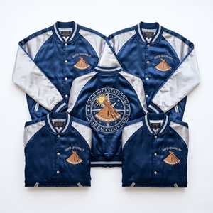 Blouson universitaire en satin de marque, avec fermeture éclair, manches raglan, violet beige, broderie graphique Caliper Gauge au dos, coupe-vent de baseball - Product Image 4