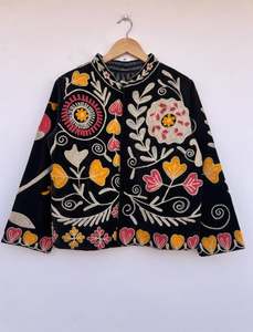 Veste en velours unisexe grise avec broderie Suzani, motif floral vintage bohème chic, boutonnée, idéale pour l'hiver - Product Image 6