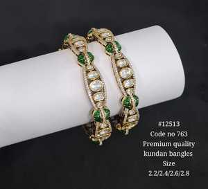 Bracelet Kundan ovale en pierre époxy verte, plaqué Mehandi, bijoux indiens pour mariage et fêtes. - Product Image 1
