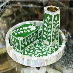 Juego de bandejas con incrustaciones florales verdes y cajas a juego, disponible a precios de mayoreo para organizar el tocador y el escritorio de forma coordinada. - Product Image 1