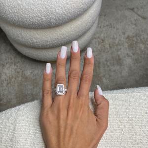 Anillo de Diamante Cultivado en Laboratorio con Corte Esmeralda de 4.75 Quilates, D-VVS2, Engaste Halo y Piedras Laterales, Oro Blanco de 18K, con Banda a Juego, IGI - Product Image 2