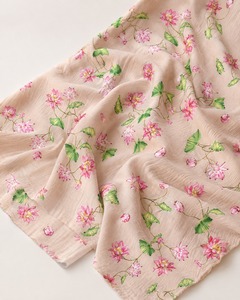 Tapisserie florale Verona en pur mousseline, série botanique fraîche numérique, tissu textile botanique beige blush pour studio - Product Image 1