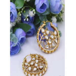 Magnifiques boucles d'oreilles tendance en laiton plaqué or de qualité supérieure avec pierres, idéales pour femme, cadeau, mariage, fiançailles, soirée - Product Image 1