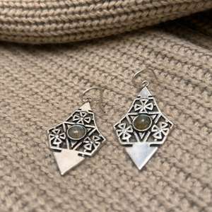 Boucles d'oreilles pendantes en labradorite, boucles d'oreilles tribales en laiton plaqué argent, boucles d'oreilles florales en pierres précieuses pour femmes, boucles d'oreilles pendantes en gros - Product Image 1