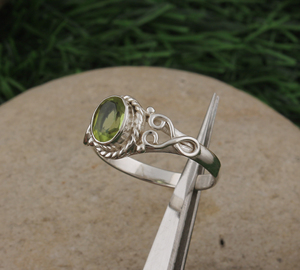 Anillo de Plata de Ley 925 con Peridoto Natural Hecho a Mano, Engaste en Bisel, Gema Verde Artesanal, Texturizado Único para Boda o Fiesta - Product Image 3