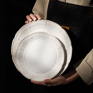 Juego de vajilla de cerámica beige real con borde en relieve de diseño barroco Vantage, libre de BPA, apto para microondas y lavavajillas. - Product Image 2