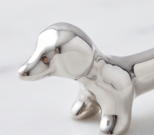 Reposacucharas de metal plateado pulido con forma de perro Dachshund, soporte para cubiertos y utensilios para uso en la cocina y decoración de la mesa. - Product Image 2