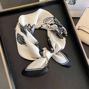 Foulard carré en soie de luxe pour femme, motif floral, 70 cm, pour le cou, les cheveux, la plage, hijab, bandana, bandeau - Product Image 1