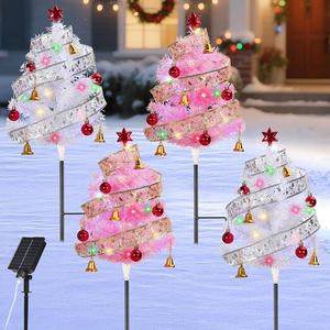 Set di 4 Alberi di Natale Preilluminati da Esterno, Alberi da Giardino da 86 cm con Nastri Intrecciati, Palline Rosse, Campanelle, Alberi di Natale a Energia Solare con Ricarica Type-C - Product Image 1