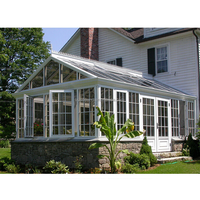 Véranda moderne en aluminium avec toit en verre triangulaire, structure modulaire pour un espace extérieur lumineux et confortable toute l'année