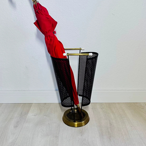 Paragüero de doble cara en metal negro con dos compartimentos, ideal para hoteles, oficinas, cafeterías y entradas de alto tráfico. - Product Image 1