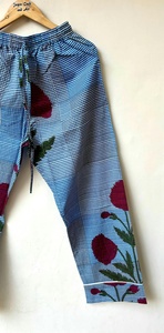 Conjunto de pijama de manga larga para mujer, top con cuello con muescas y pantalones con estampado floral, ropa de estar por casa con ribete en contraste - Product Image 3