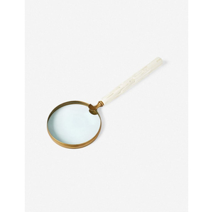 Lupa de mano vintage con marco de latón macizo y mango de madera pulida, ayuda decorativa para la lectura y accesorio de escritorio - Product Image 3