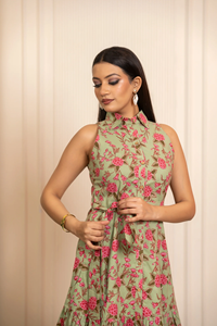 Robe mi-longue en coton à imprimé floral pour femmes |   Robe sans manches à col montant, coupe ajustée et évasée |   Vêtements élégants et décontractés pour femmes pour les vacances d'été - Product Image 3