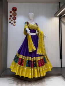 Conjunto de Chaniya Choli de Seda Romana Premium con Dupatta de Georgette Vintage y Adornos de Espejo para Mujer, Ropa Festiva - Product Image 3