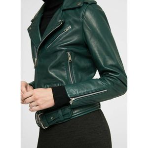 Esta chaqueta de motociclista acolchada de cuero genuino negro es de la colección Maria B. y la chaqueta de motociclista gris claro también es de la colección Maria B. - Product Image 2