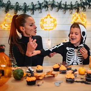 Luci per Finestre di Halloween, Set da 3 Pezzi, Decorazioni Appese a Forma di Ragno, Cappello da Strega e Zucca Arancione con Ventosa per Decorazioni Festive - Product Image 2