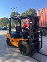 Chariot élévateur diesel d'occasion TOYOTA7F30, capacité de charge de 3 tonnes, mât à deux/trois étages, transmission 4x4 tout-terrain, modèle 2022, fabriqué au Japon, vente à prix réduit