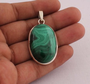 Vente en gros de pendentifs en malachite naturelle, argent sterling 925, grand ovale, pierre verte rayée, collier avec breloque, bijoux de haute qualité - Product Image 1