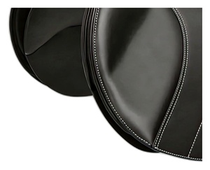 Silla de montar inglesa de cuero negro para doma y salto, con contacto estrecho, herrajes de latón y logotipo personalizado - Product Image 4