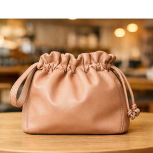 Selon les résultats de la recherche, cet article s'agit d'un sac bandoulière en cuir synthétique violet clair. - Product Image 2