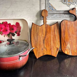 Planche à découper en bois massif finition naturelle, multi-usages pour viande, légumes, fruits, pain et fromage - Product Image 1