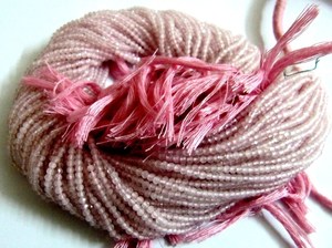 Cuentas de Cuarzo Rosa Natural de 2mm, Hilo de 13 pulgadas de largo, Cuentas Microfacetadas - Product Image 3