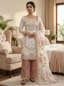 Ensemble prêt-à-porter entièrement cousu en soie Jimmy avec broderie de créateur, pantalon Plazzo et dupatta en organza Tabby, idéal pour les soirées. - Product Image 4