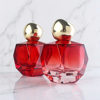 Flacon de parfum en verre rouge taillé en forme de bijou de 100 ml avec atomiseur de parfum vide géométrique et capuchon rond doré [Couleur + Logo disponibles]