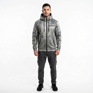 Sudadera con capucha gris para hombre con cremallera, detalles de paneles, múltiples bolsillos, estilo casual y urbano. - Product Image 1