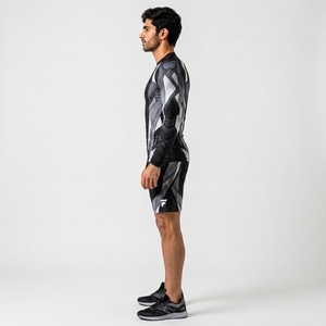 Rashguard premium conçu avec des matériaux extensibles, offrant un ajustement confortable et une performance respirante pour les sports quotidiens. - Product Image 3