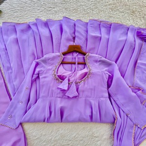 Robe Georgette VASTRA COTTAGE avec broderie à la main en miroir, manches longues, dupatta assorti avec bordure Chamosa - Product Image 3