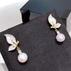 Pendientes Colgantes de Perlas de Agua Dulce Ji Jin, Estilo Retro de Palacio Chino con Mariposa y Cola de Pez, Diseño Simple, Elegante y Juguetón - Product Image 1